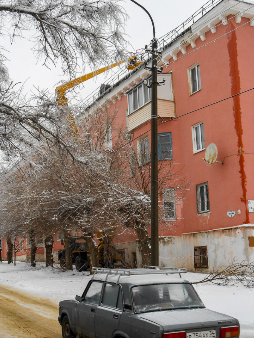 В Камышине службы благоустройства борются со «снежными неприятностями» на земле и на высоте