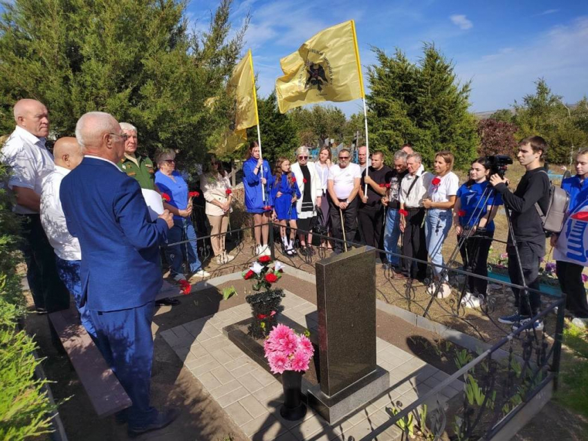 В Камышине прошел митинг на могиле директора школы Софьи Белугиной