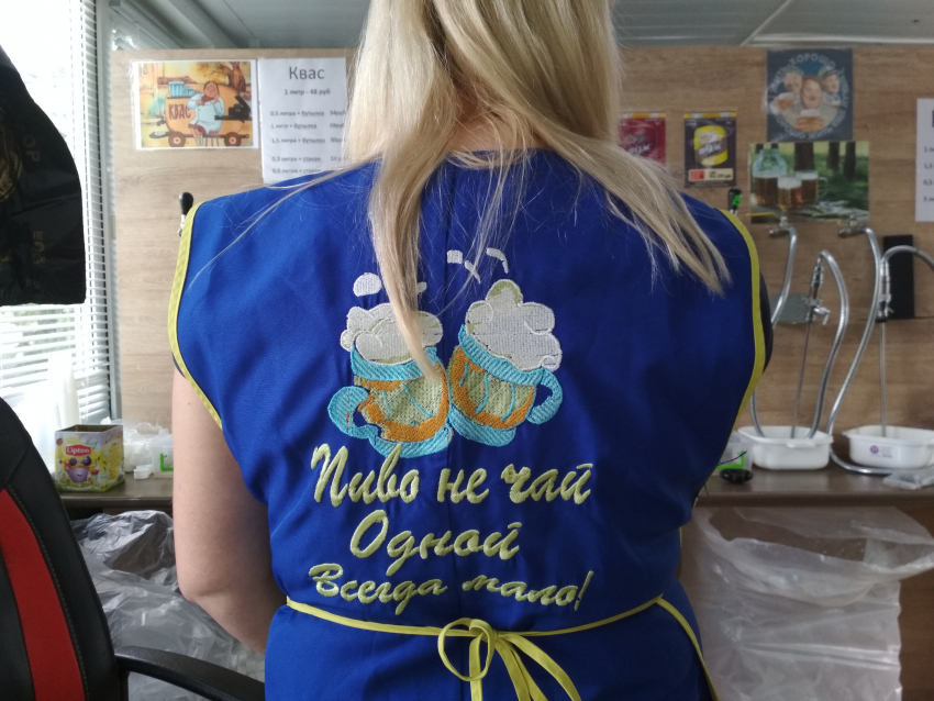 Покупатели оценили креатив, с которым на «Камышинпишепроме» нарядили продавцов кваса и пива в «фирменном» магазине
