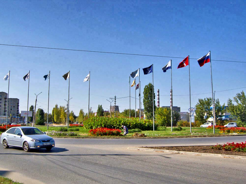 В Камышине развязку на площади Героя России Колгатина украсили флагами