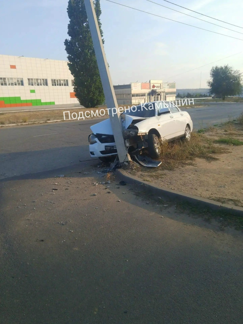 Водителю, «обнявшему» столб в Камышине, повезло: он не пострадал