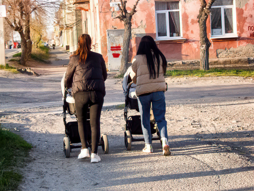 Молодые камышанки по-прежнему в «замедленном темпе» собираются в роддом: за март в городе родилось всего 55 малышей