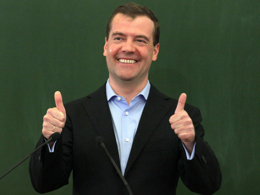 Главный единоросс Дмитрий Медведев призвал однопартийцев - чиновников, депутатов, бизнесменов пожертвовать одну зарплату медикам и больным