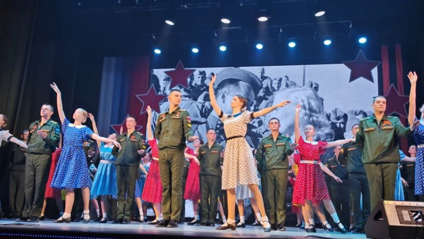 Пресс-служба администрации Камышина выразила неуемный трепет от вальса танцовщиц в «хрупких» платьях и курсантов на  сцене ДК