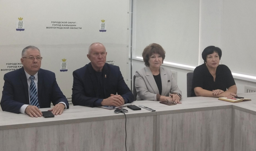 В Камышине спикер  гордумы Владимир Пономарев доложил, как он, депутат и две чиновницы вникали в направления бюджетной политики через экран