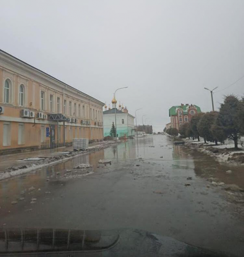 Ливень в Камышине затопил реконструируемую улицу Октябрьскую