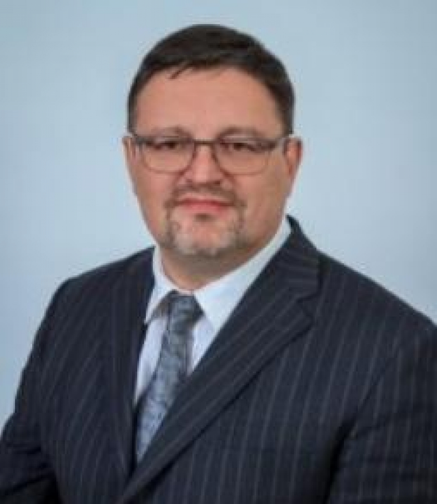 Спикер Камышинской городской думы Владимир Пономарев поздравляет депутатов -именинников, но тему отчета слуг народа перед избирателями не комментирует