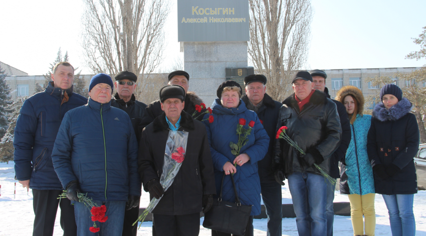 Промышленники и ученые Камышина пришли положить цветы к памятнику Косыгину