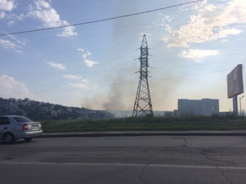 Пожар около автозаправочной станции на улице Базарова бушует в Камышине 