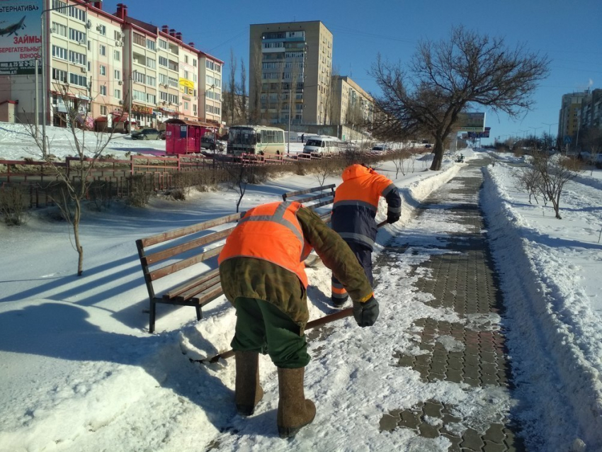 В Камышине «оранжевые жилеты» расчистили от снега бульвар Маресьева и Сиреневый бульвар  