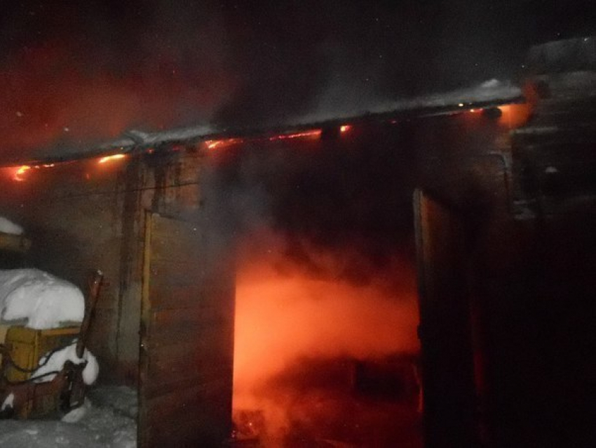 В Камышине загорелся деревянный дом