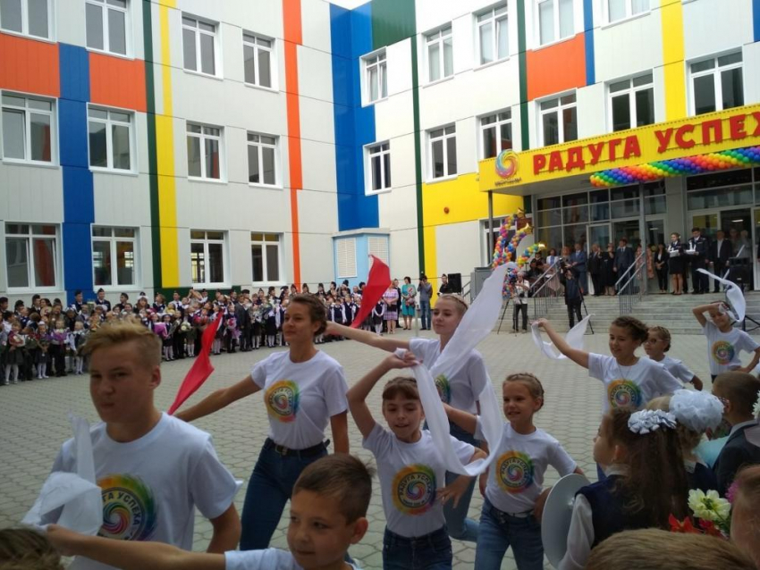 Родители камышинских школьников активно получают президентские 10 тысяч с первых чисел августа