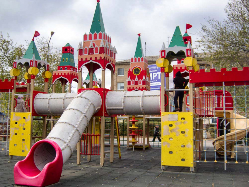 Суд приговорил владелицу игрового клуба к полутора годам лишения свободы после того, как на батуде сломала ногу девочка 