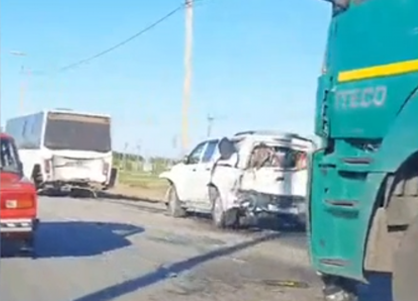 На трассе под Камышином сегодня, 6 июля, случилось страшное ДТП с заказным автобусом, Toyota Hilux и фурой (ВИДЕО)