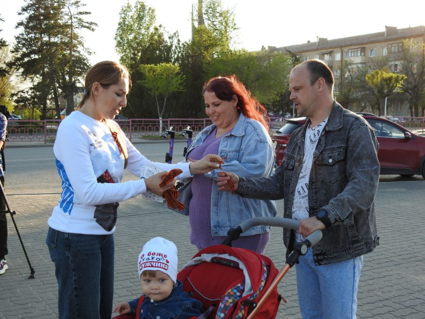 В Камышине начали раздавать георгиевские ленточки