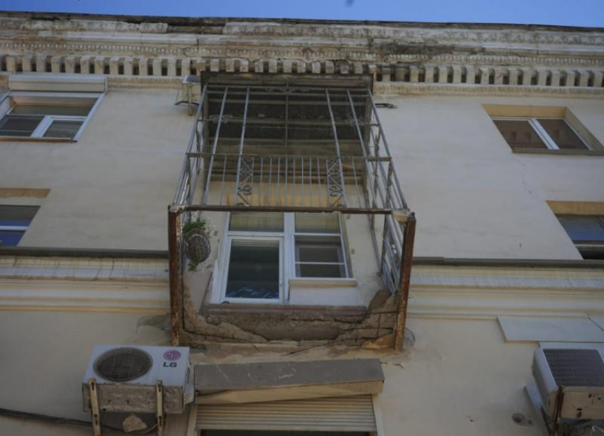 Балкон рухнул в жилом доме в Волгограде: травмы получила женщина