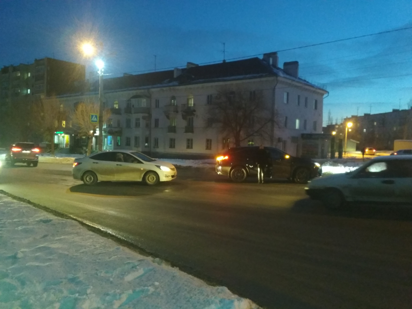 В Камышине на улице Базарова, на третьем городке, с грохотом столкнулись на полном ходу две иномарки