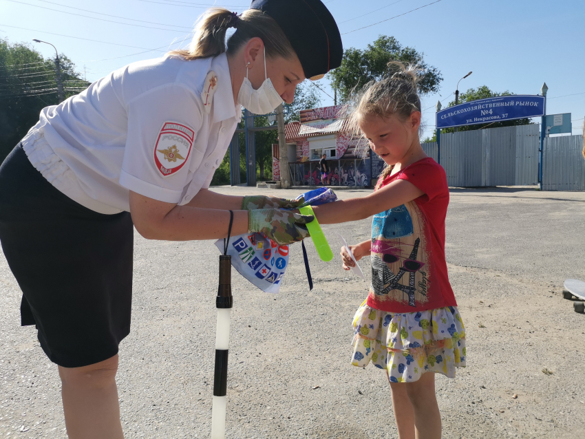 Сотрудники ОГИБДД Камышина «подсветили» юных пешеходов, вручив им браслеты безопасности