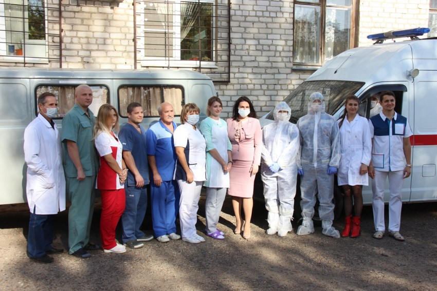 Депутат камышан в Госдуме Анна Кувычко привезла в камышинский инфекционный госпиталь  кислородный концентратор и сфотографировалась с медиками