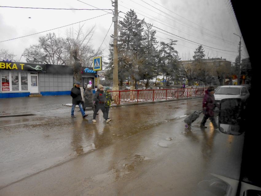 Камышан предупредили о метели, скользких и грязных дорогах