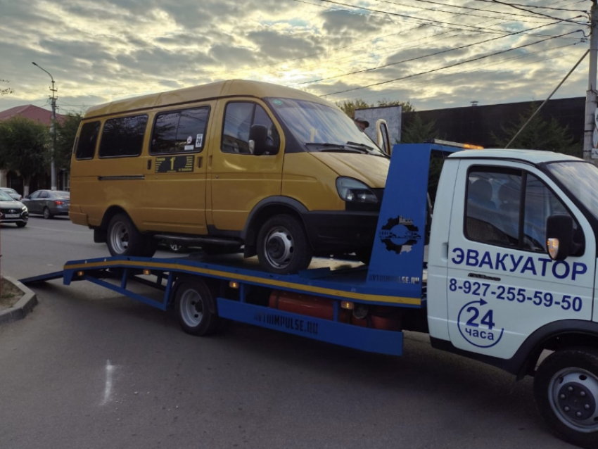 В Камышине сотрудники ГАИ устроили экзамен автобусам с использованием эвакуатора