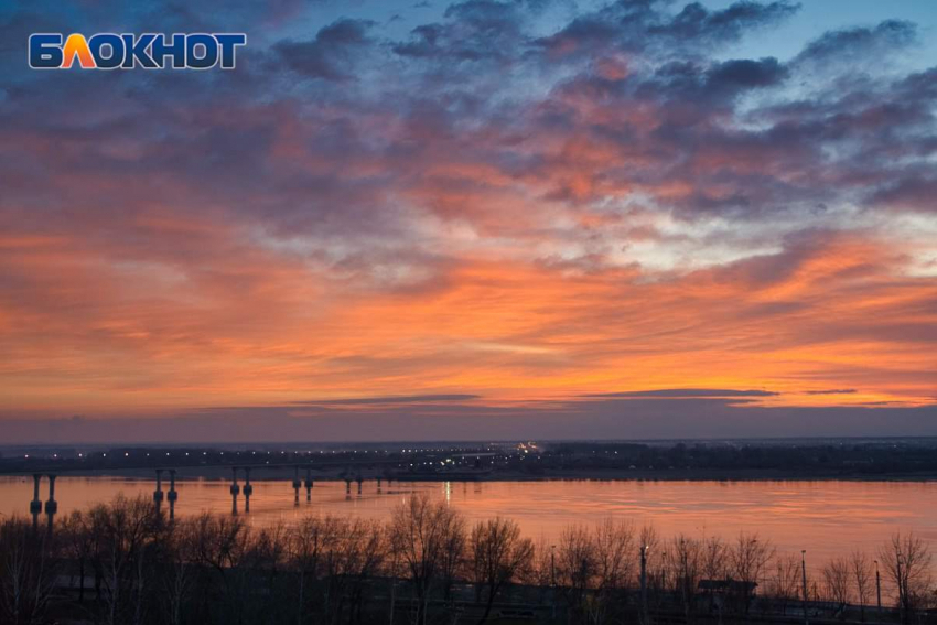 Пострадали пять жилых домов, улицы засыпало осколками: Волгоградская область подверглась ночной массированной атаке ВСУ, - «Блокнот Волгограда"