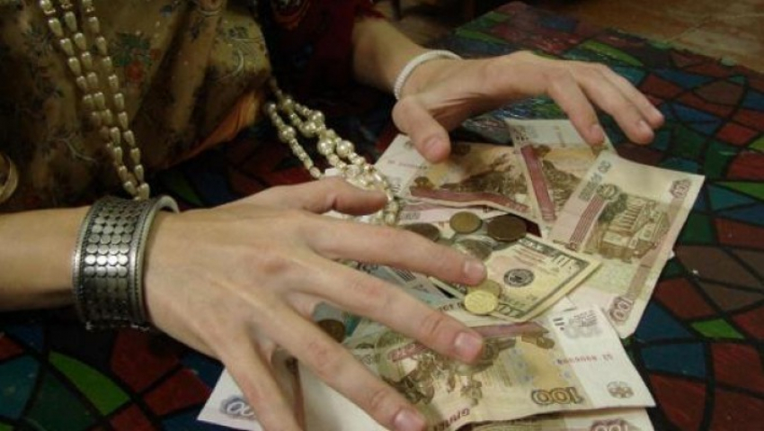 75-летней жительнице Камышина сняли порчу за 25 000 рублей