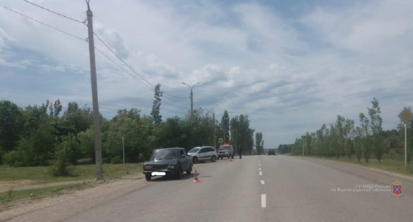 В Камышине на улице Волгоградской отечественные легковушки выясняли, кто «круче", а в больницу отправилась пассажирка-пенсионерка 
