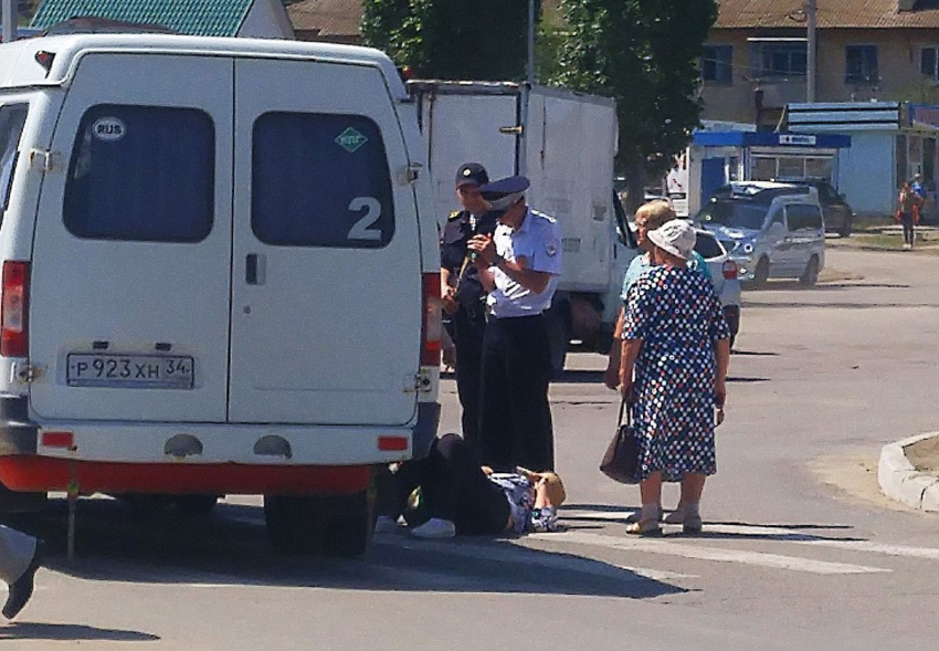 В Камышине на улице Пролетарской «Газель» сбила женщину, пострадавшую увезла «скорая"