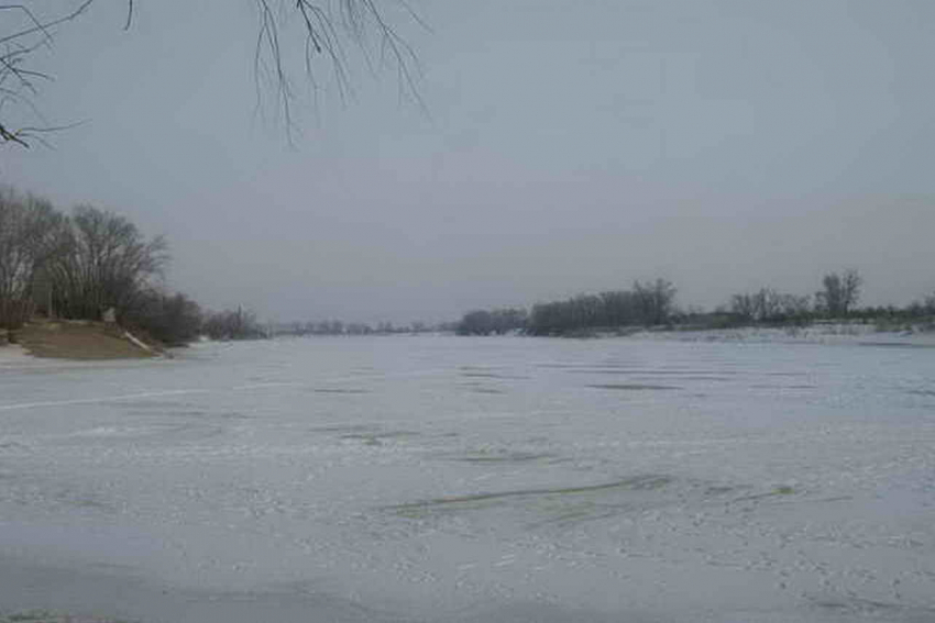 Водолазы, искавшие в Ахтубе тело рыбака, подняли со дна сразу двух утонувших - родных братьев