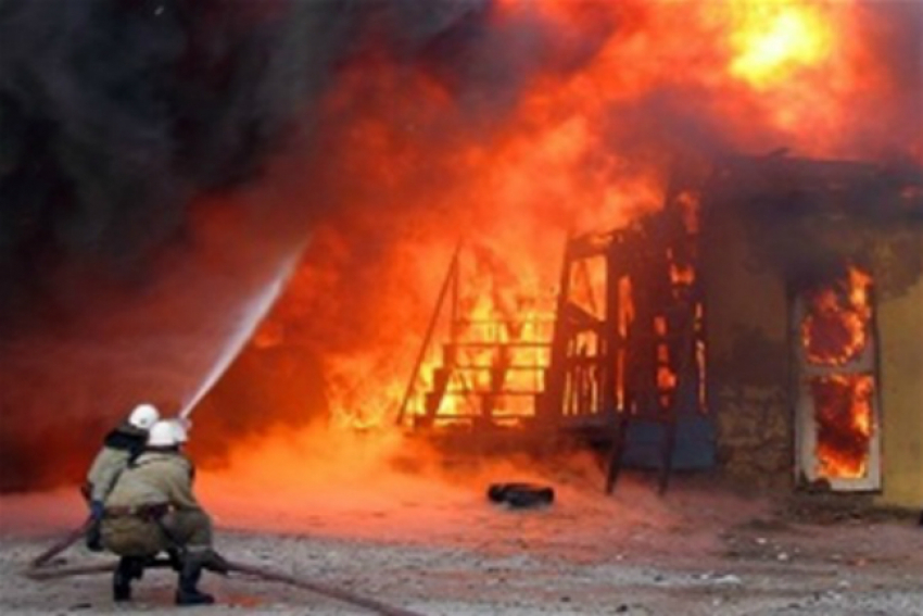 На площади Павших борцов в Камышине сгорел кирпичный сарай