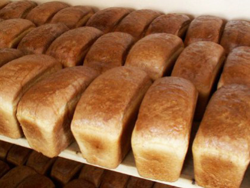 Камышане сообщают в соцсетях, что хлеб в магазины выгружают, «поваляв» его  по земле
