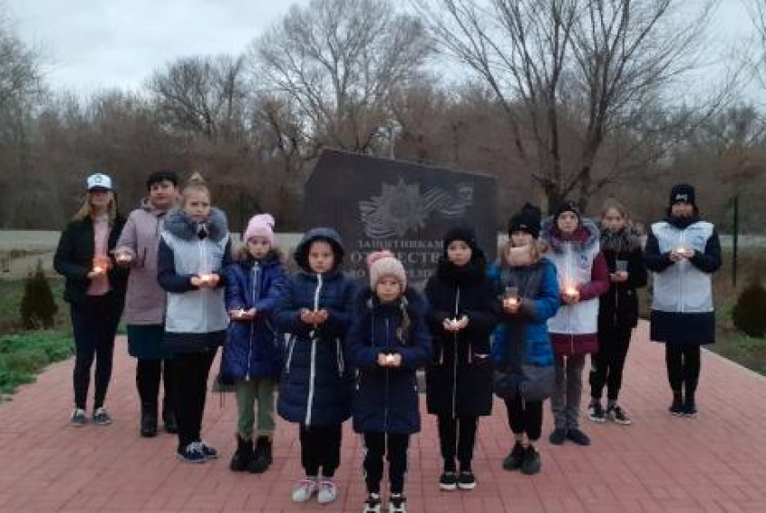 В исторический день волонтеры из Камышинского района зажгли свечи памяти у сельского мемориала