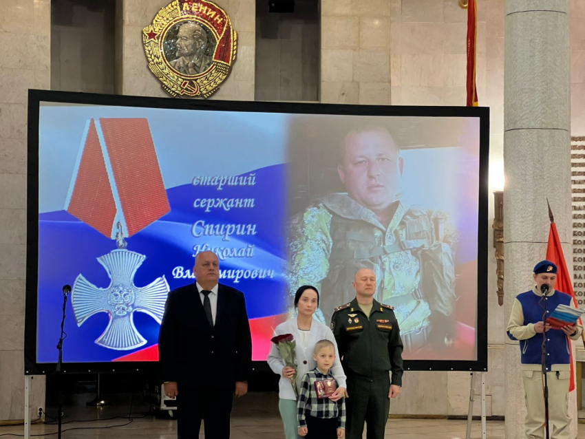 В Волгограде передали орден Мужества супруге старшего сержанта из Камышина Николая Спирина, погибшего в спецоперации
