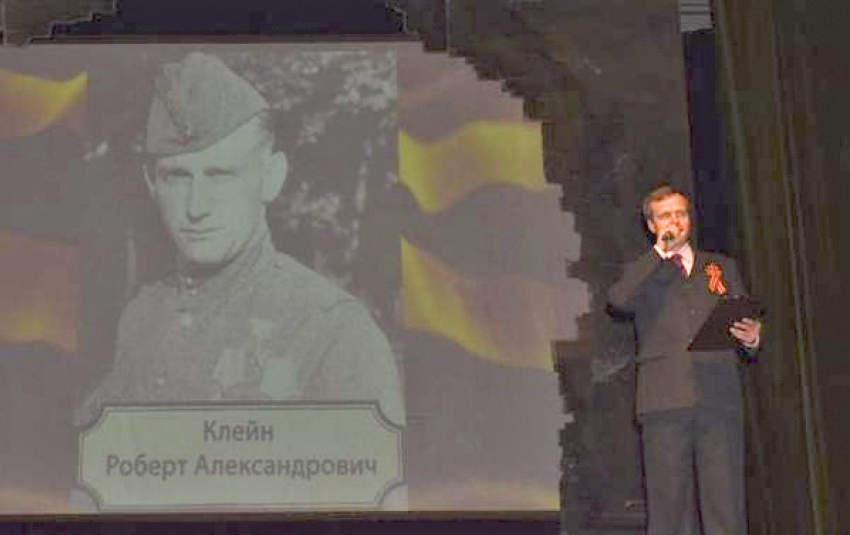 Актеры Камышинского драмтеатра прочитали со сцены воспоминания камышан - солдат Великой Отечественной