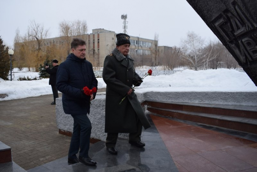 Глава Камышина Станислав Зинченко и его первый заместитель Дмитрий Резвов принесли красные гвоздики к памятникам погибшим