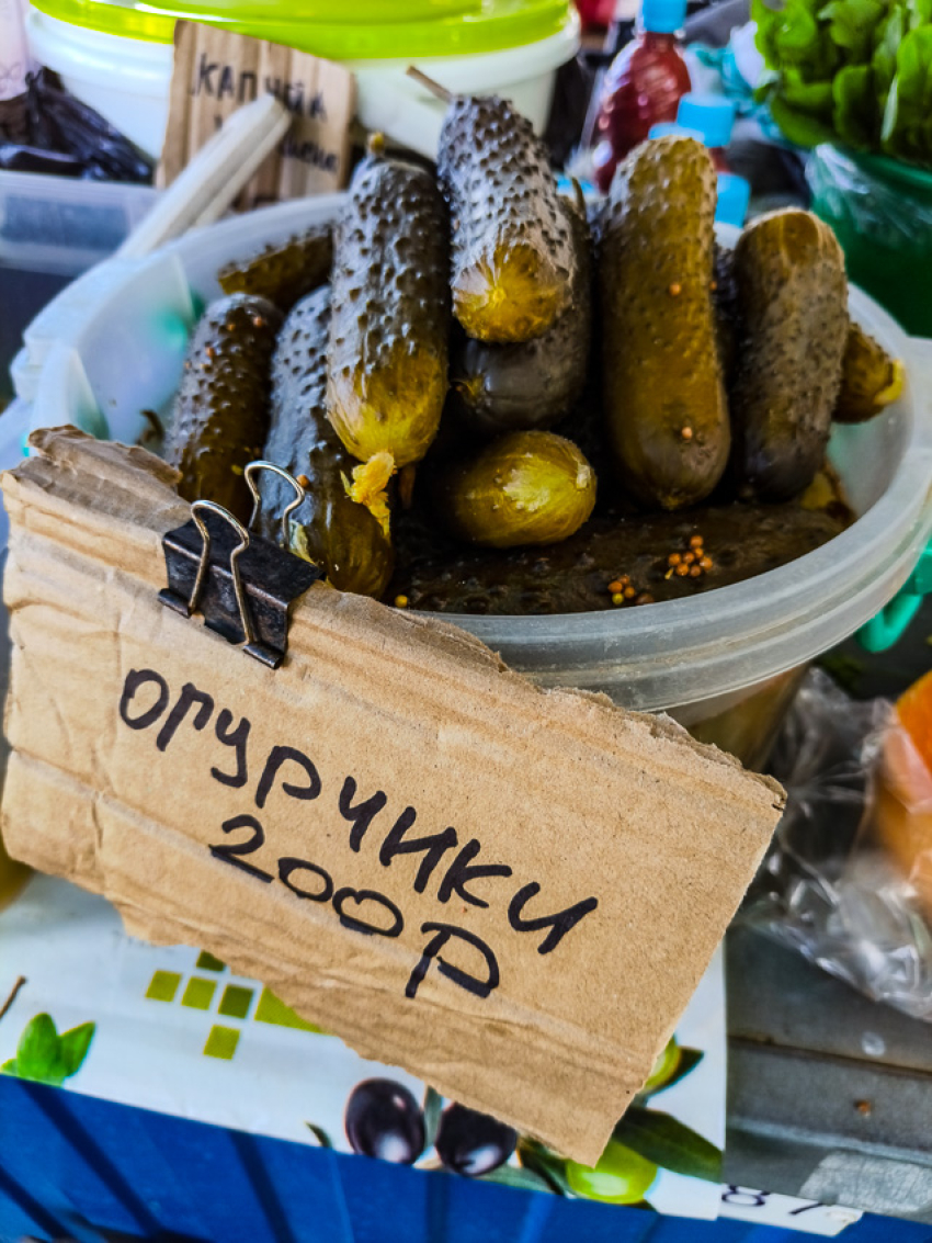 Обычные бочковые огурцы пошли на ценовой рекорд среди солений на камышинских рынках