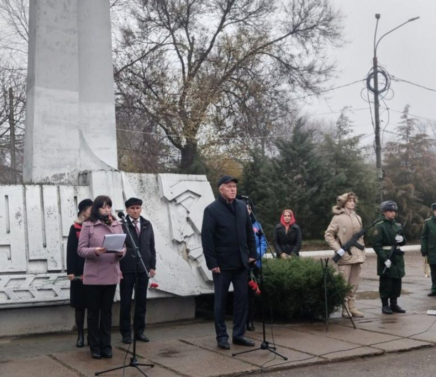 Спикер Камышинской городской думы Владимир Пономарев и вице-спикер Иван Иванов разом выступили у памятника комсомольцам-добровольцам