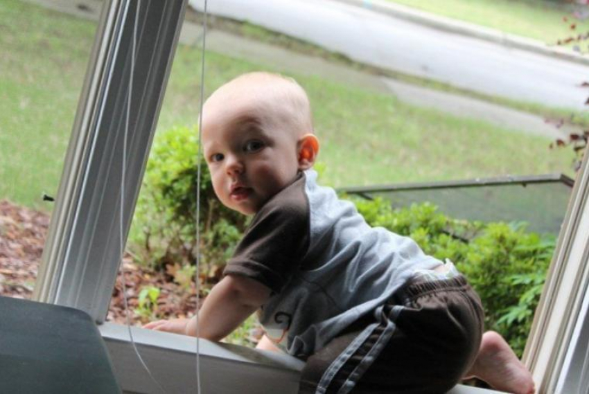 Трехлетний малыш выпал из окна и ударился о блок сплит-системы