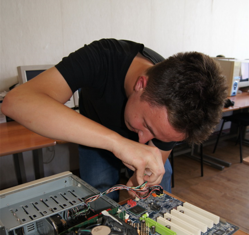 Студент Камышинского технологического института Степан Самуйленков показал себя как ас сборки компьютера