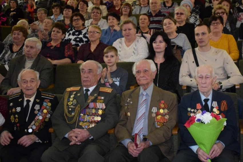 В день Сталинградской победы зал ДК «Текстильщик» в Камышине рукоплескал ветеранам