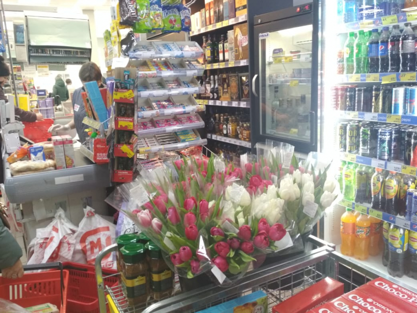 В Камышине сеть магазинов «Магнит» устроила распродажу тюльпанов накануне Дня влюбленных