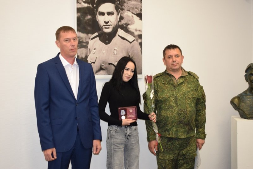 В Камышине передали награды родным погибших героев