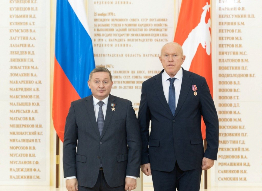 Спикера Камышинской гордумы Владимира Пономарева губернатор наградил медалью ордена, за какие конкретно заслуги - пока не уточняется