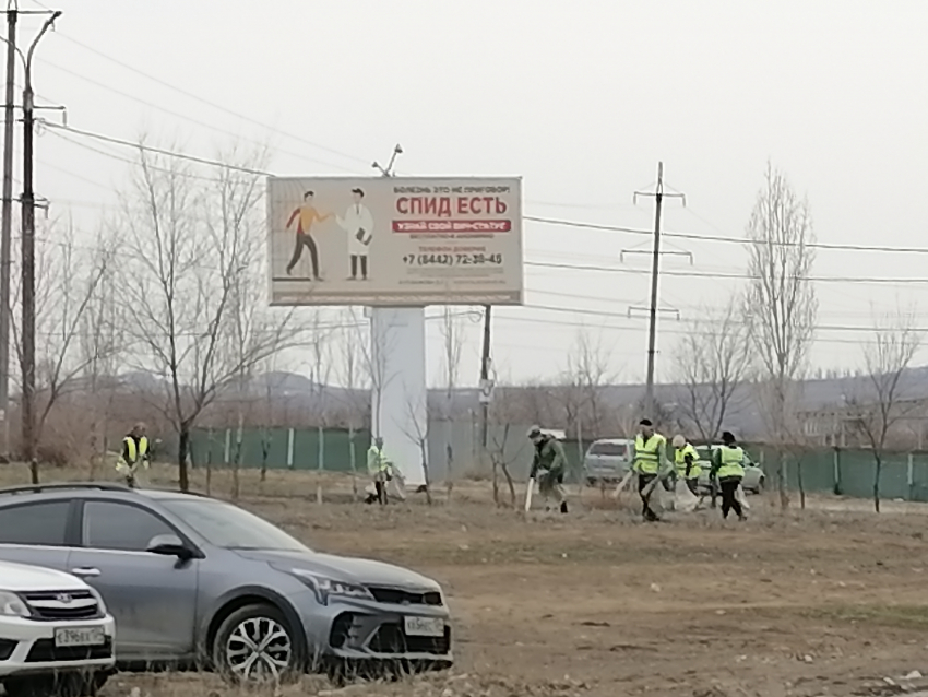 В Камышине первые активисты месячника по благоустройству подали пример трудового «десанта» остальным камышанам