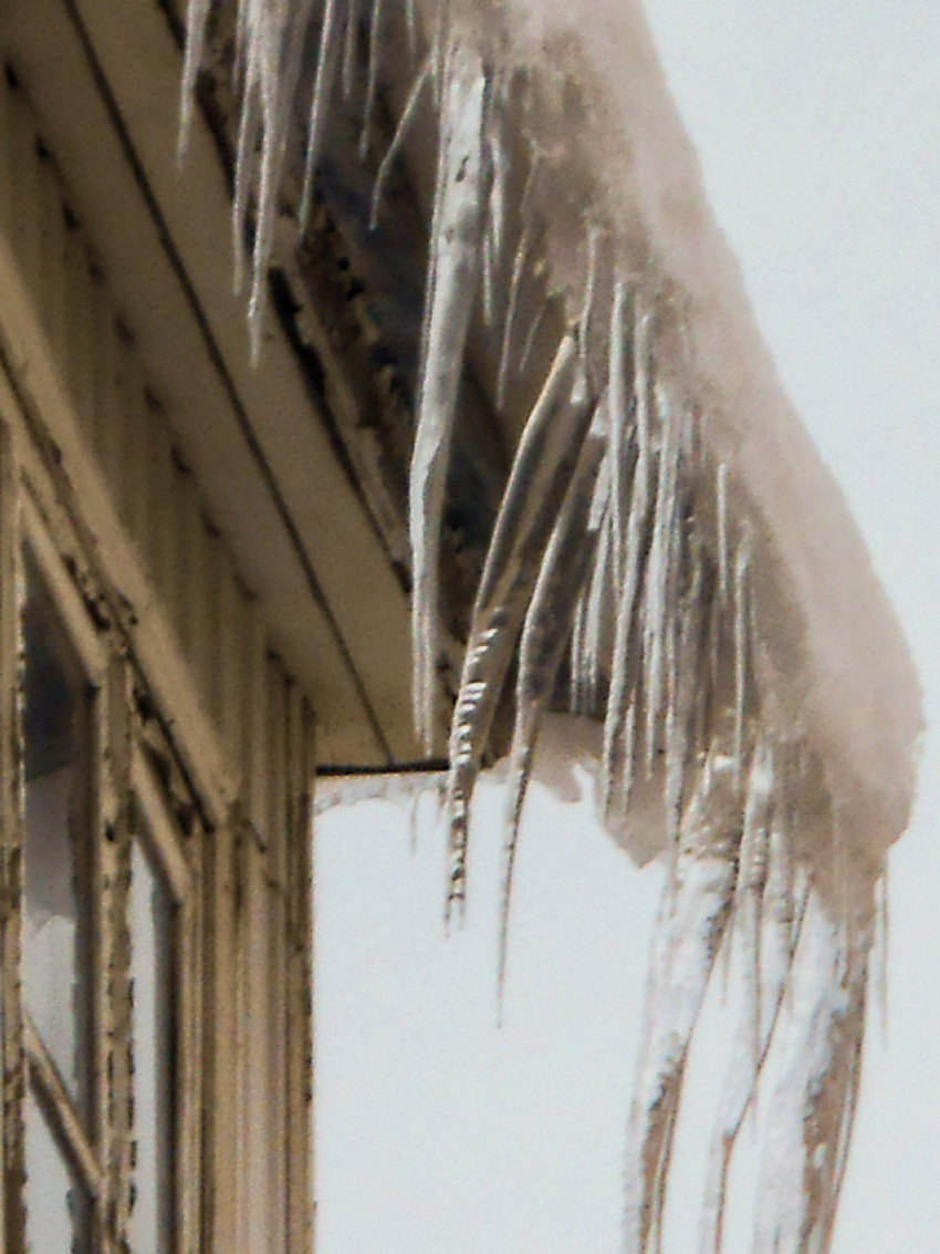 Тройную угрозу для жителей, в том числе «сосулечную", объявили синоптики в Волгоградской области 