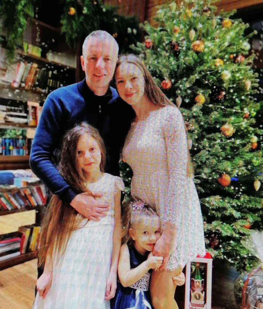 На поздравительных новогодних снимках депутат камышан в Госдуме обнимает семью, а другой депутат держит за шкирку кролика