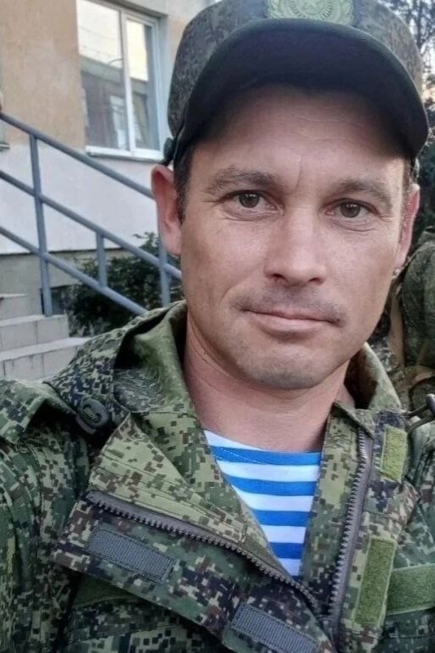 Сегодня от отцовского дома в селе Камышинского района проводят в последний путь бойца СВО Алексея Влазнева