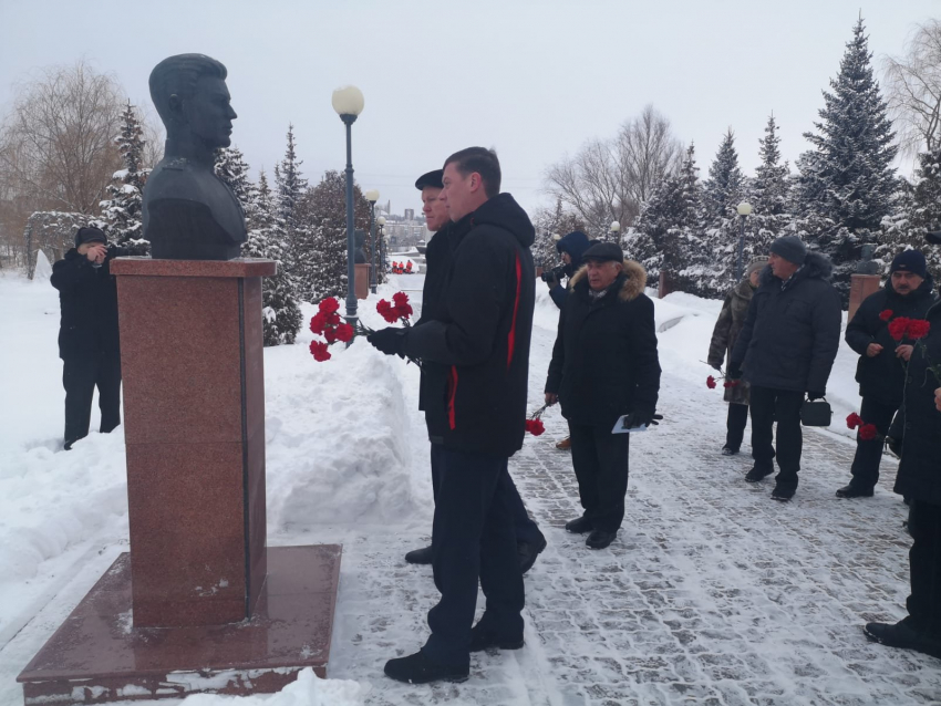 В Камышине высокопоставленные чиновники пришли с цветами к бюсту Героя Советского Союза - камышанина