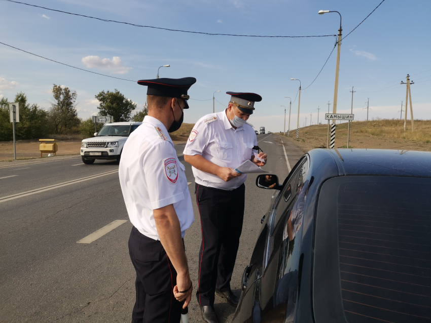 Сотрудники ГИБДД Камышина убедились, что путешественники с юга подчас вылетают на «встречку» и садятся за руль без водительского удостоверения